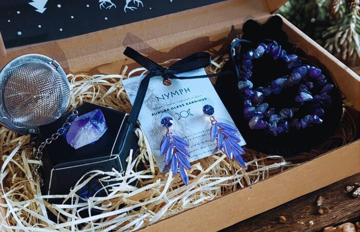 Ziemassvētku dāvanu komplekts sievietei – lavandas auskari, ametista rokassprādzes un tējas sietiņš